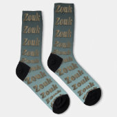 Zouk tanzt in lila, roten, blauen Buchstaben Socken (Rechts)