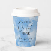 zu Cloud Nine 9 Calligraphy Blue Brautparty Pappbecher (Rückseite)