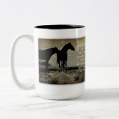 Zu eine wildes PferdeTasse anstarren Zweifarbige Tasse (Links)