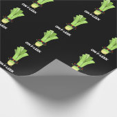 zu Fleek Funny Veggie Leek Pun Dark BG Geschenkpapier (Ecke)