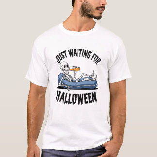 Zu Halloween Gewartet" Entspanntes Skelett mit T-Shirt
