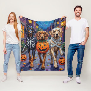 Zu Halloween-Trick oder -Behandlung von Hunden aus Fleecedecke