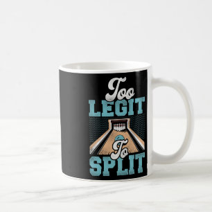 Zu lehnen, um Bowling Bowler zu spalten Kaffeetasse
