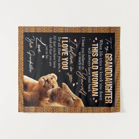 Zu meinem Großtochter Geschenk von Oma, Löwenliebh Wandteppich (Vorderseite (Horizontal))