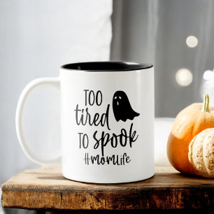 Zu müde, um die Mama Leben lustiges Halloween zu s Zweifarbige Tasse