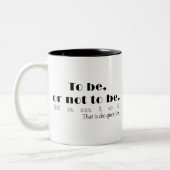 Zu sein oder nicht Schwarz-weiß zu sein Zweifarbige Tasse (Links)