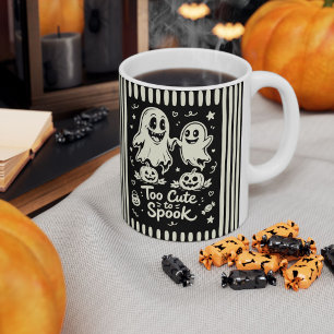 Zu süß zum Erschrecken: Schwarze und cremefarbene Kaffeetasse