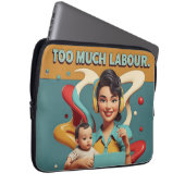 Zu viel Arbeit - feministisches Satiredesign Laptopschutzhülle (Vorne Rechts)