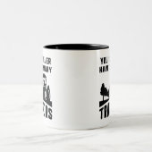 Zu viele Traktoren Zweifarbige Tasse (Mittel)