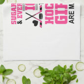 Zucker Gewürz und alles, was Eismädchen Hockey Geschirrtuch (Gefaltet)