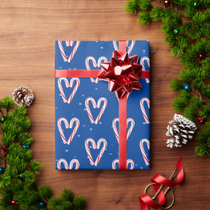 Zuckerstangen-Herzen und Schneeflocken auf Blau Geschenkpapier