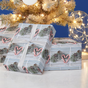 Zuckerstangen-Weihnachtsherzen und Kiefer Geschenkpapier