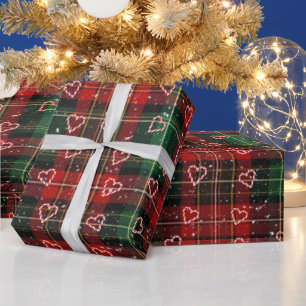 Zuckerstangenherzen und Schneeflocken auf Karo Geschenkpapier