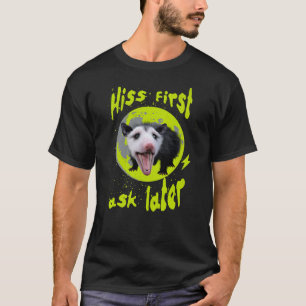 Zuerst frag Funny Opossum Hissing T-Shirt