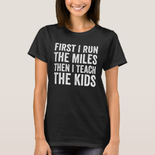 Zuerst führe ich die Meilen und dann lehre ich das T-Shirt