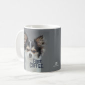 Zuerst Kaffee. - Anpassbare Chihuahua Kaffeetasse (Vorderseite Links)