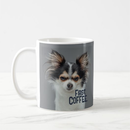 Zuerst Kaffee. - Anpassbare Chihuahua Kaffeetasse (Links)