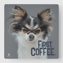 Zuerst Kaffee. - Anpassbare Chihuahua Quadratische Wanduhr