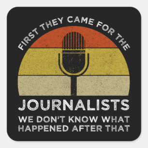 Zuerst kamen sie zu Journalisten Quadratischer Aufkleber