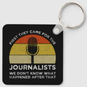 Zuerst kamen sie zu Journalisten Schlüsselanhänger (Rückseite)