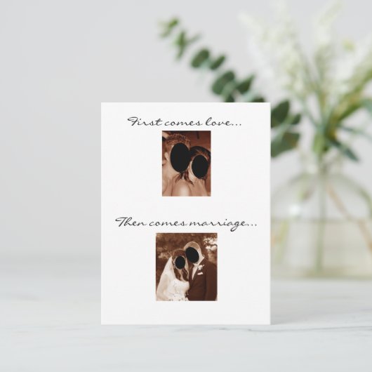 Zuerst kommt Liebe... Wir bekommen ein Baby! Ankündigungspostkarte (Stehend Vorderseite)