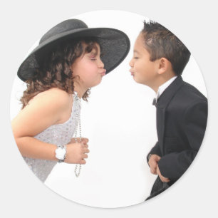 Zuerst Kuss-Aufkleber Runder Aufkleber