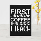 Zuerst trinke ich den Kaffee, dann lehre ich Karte (Gelbe Blume)