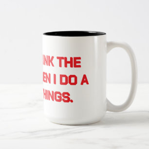 Zuerst trinke ich den Kaffee. Dann mache ich Sache Zweifarbige Tasse