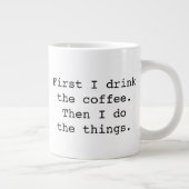 Zuerst trinke ich die Kaffeetunnel-bohrwagenTasse Jumbo-Tasse (Rechts)