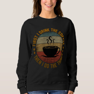 Zuerst trinke ich Kaffee, dann mache ich die Sache Sweatshirt