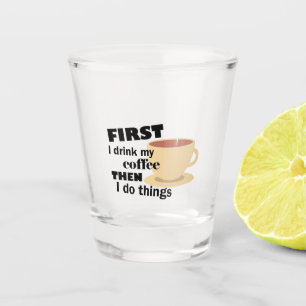 Zuerst trinke ich meinen Kaffee Schnapsglas