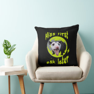 Zuerst zischen, dann fragen Lustiger Opossum-Humor Kissen
