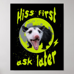 Zuerst zischen, dann fragen Lustiger Opossum-Humor Poster