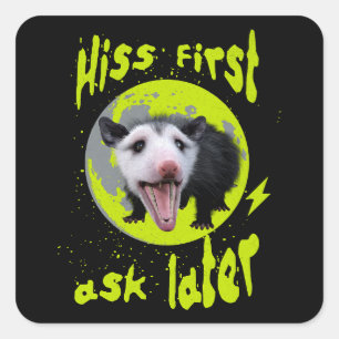Zuerst zischen, dann fragen Lustiger Opossum-Humor Quadratischer Aufkleber