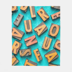 zufällige Buchstaben im Hintergrund - Vintage-Buch Fleecedecke
