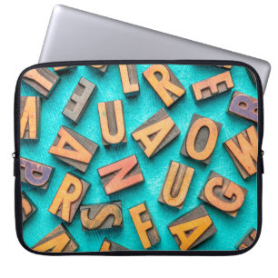 zufällige Buchstaben im Hintergrund - Vintage-Buch Laptopschutzhülle