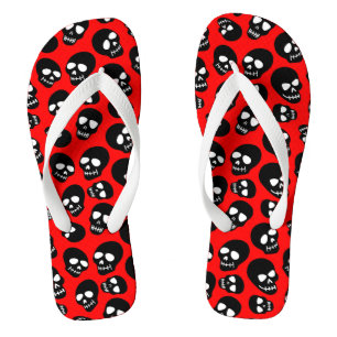 Zufällige schwarze Totenköpfe auf Rot Badesandalen