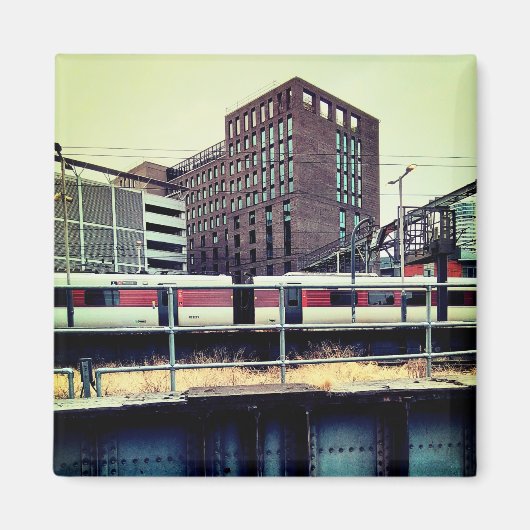 Zug am Bahnhof Magnet (Vorne)