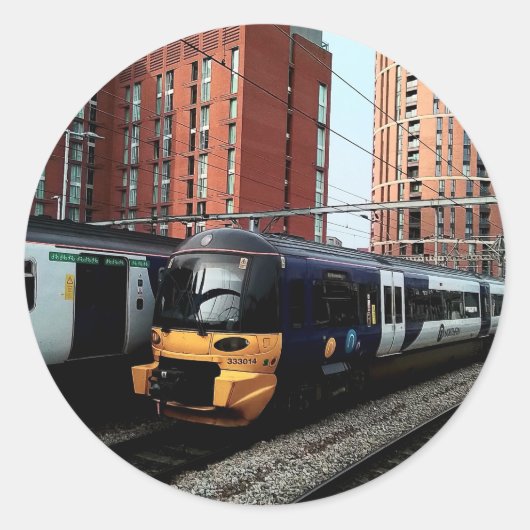 Zug am Bahnhof Runder Aufkleber (Vorderseite)