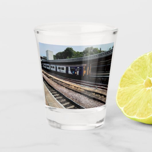 Zug am Bahnhof Schnapsglas (Vorderseite)