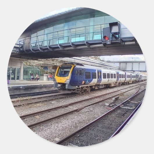 Zug am Bahnhof Sheffield Runder Aufkleber (Vorderseite)