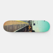 Zug am Bahnhof Skateboard (Horizontal)