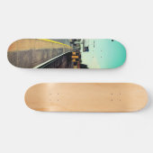 Zug am Bahnhof Skateboard (Horizontal)