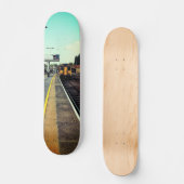 Zug am Bahnhof Skateboard (Vorderseite)
