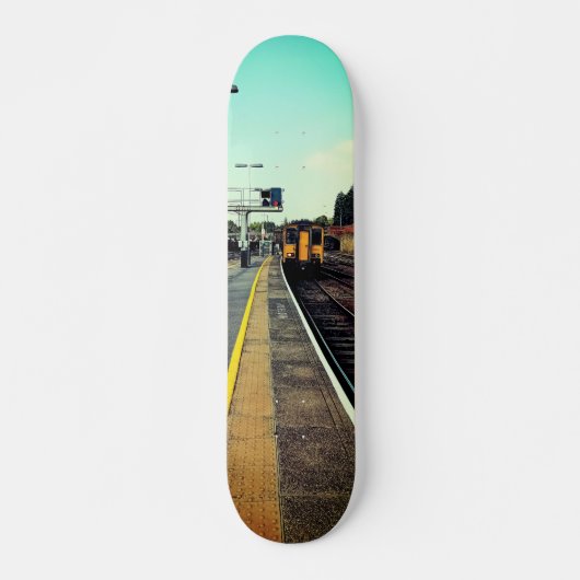 Zug am Bahnhof Skateboard (Vorne)