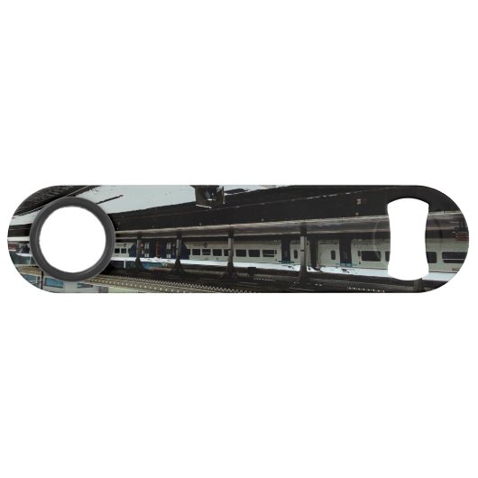Zug am Bahnhof Speed Flaschenöffner (Vorderseite (Horizontal))
