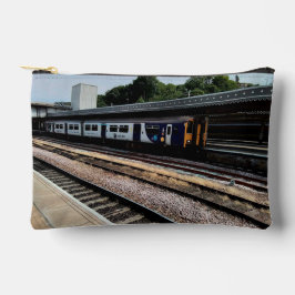 Zug am Bahnhof Zubehörtasche