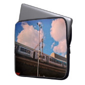 Zug auf den Gleisen Laptopschutzhülle (Vorderseite Links)