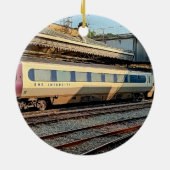 Zug Beige und Maroon Keramik Ornament (Hinten)