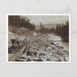 Zug entlang des LKW-Flusses Postkarte